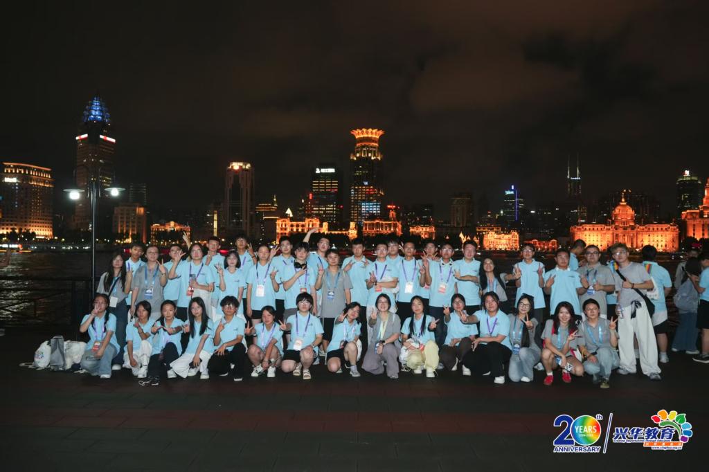 来自西部地区的300名受助学子走进校
