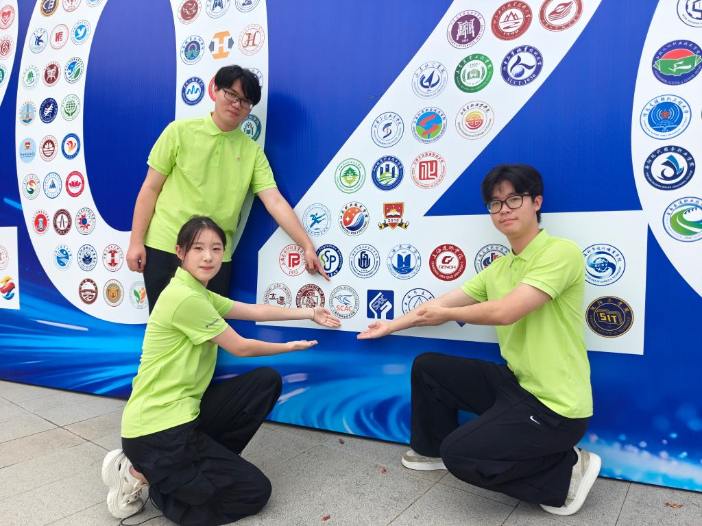 朱宇杰三位同学组成的代表队