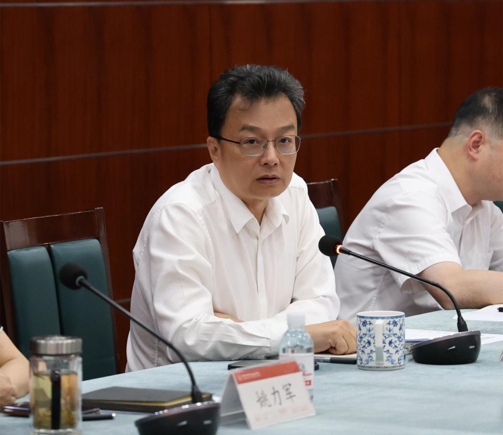 会议由飞速体育下载正规渠道副书记倪轶
