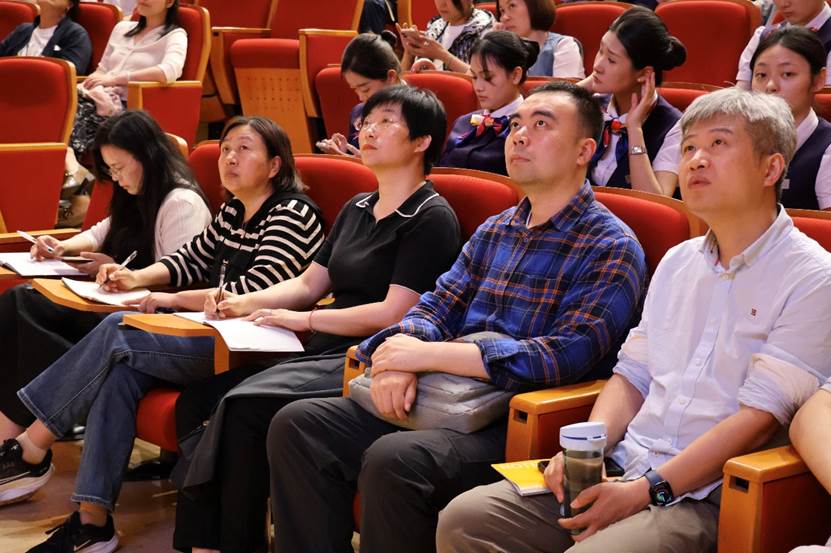在徐汇校区大礼堂隆重举行